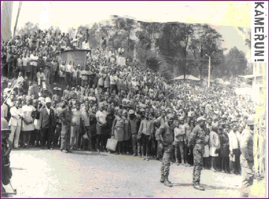 Place publique de Bafoussam bondée de monde